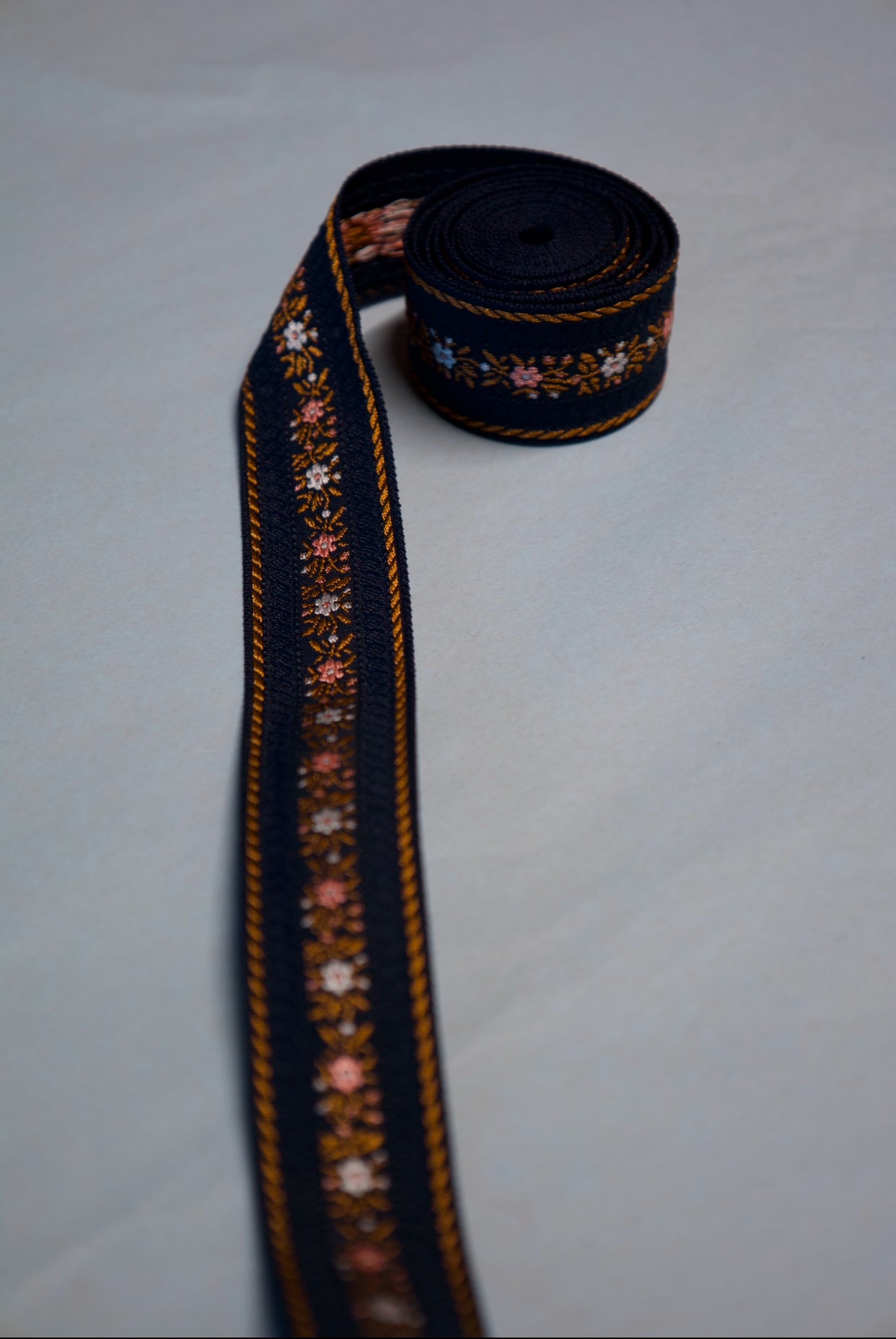 Jacquardbånd blomstret 25 mm Marine