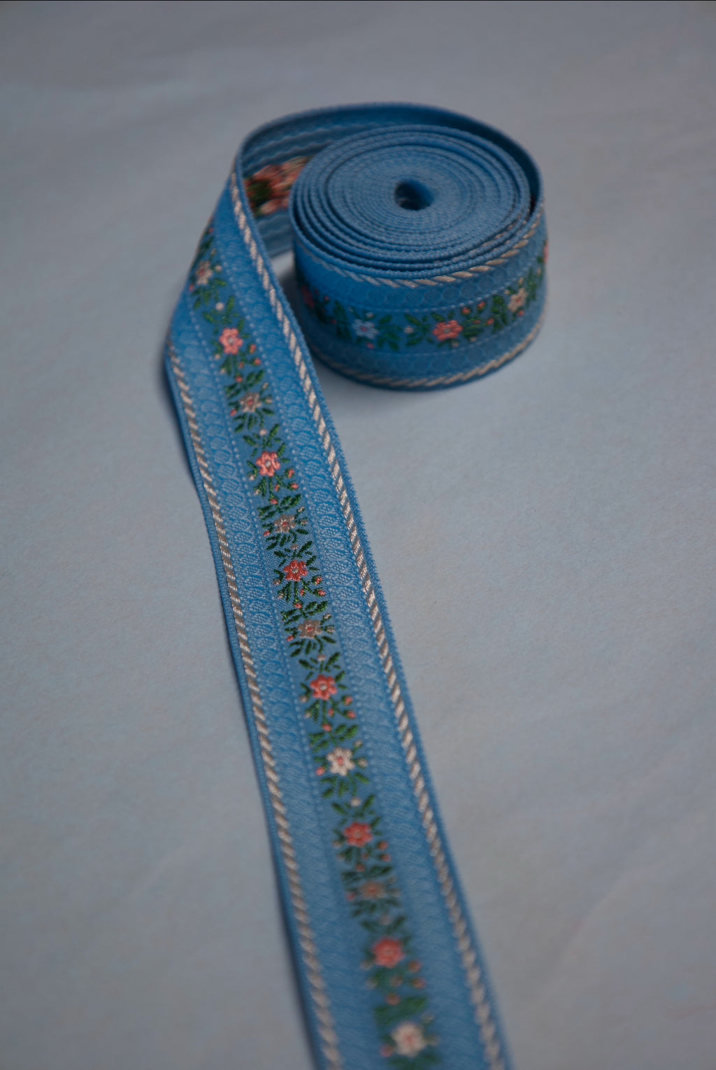 Jacquardbånd blomstret 25 mm Lysblå