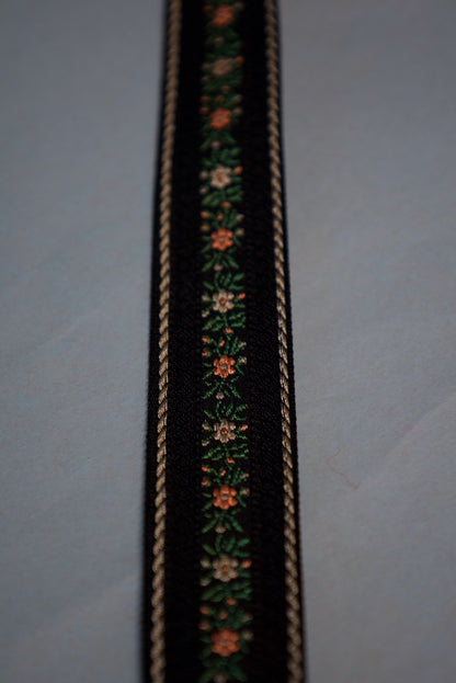 Jacquardbånd blomstret 25 mm Sort