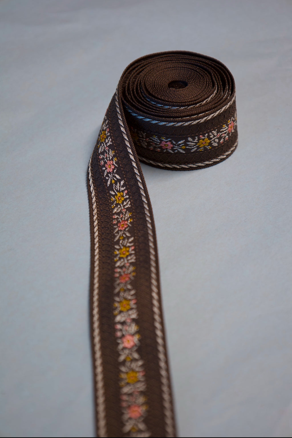 Jacquardbånd blomstret 25 mm Brun