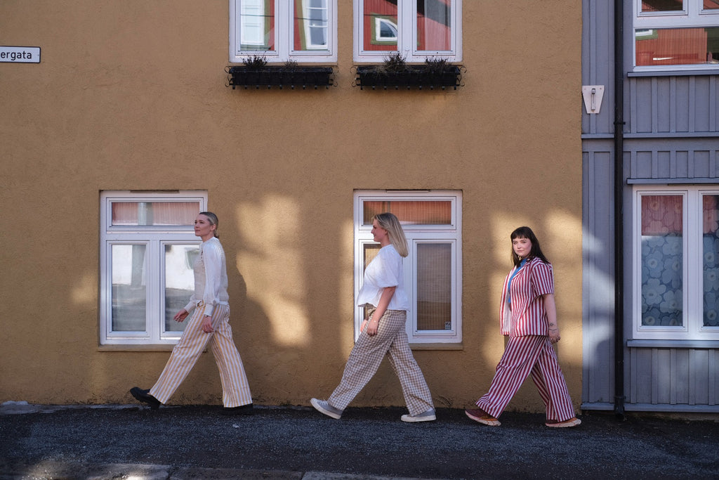 Sandvika Rio rød striper med trykt mønster