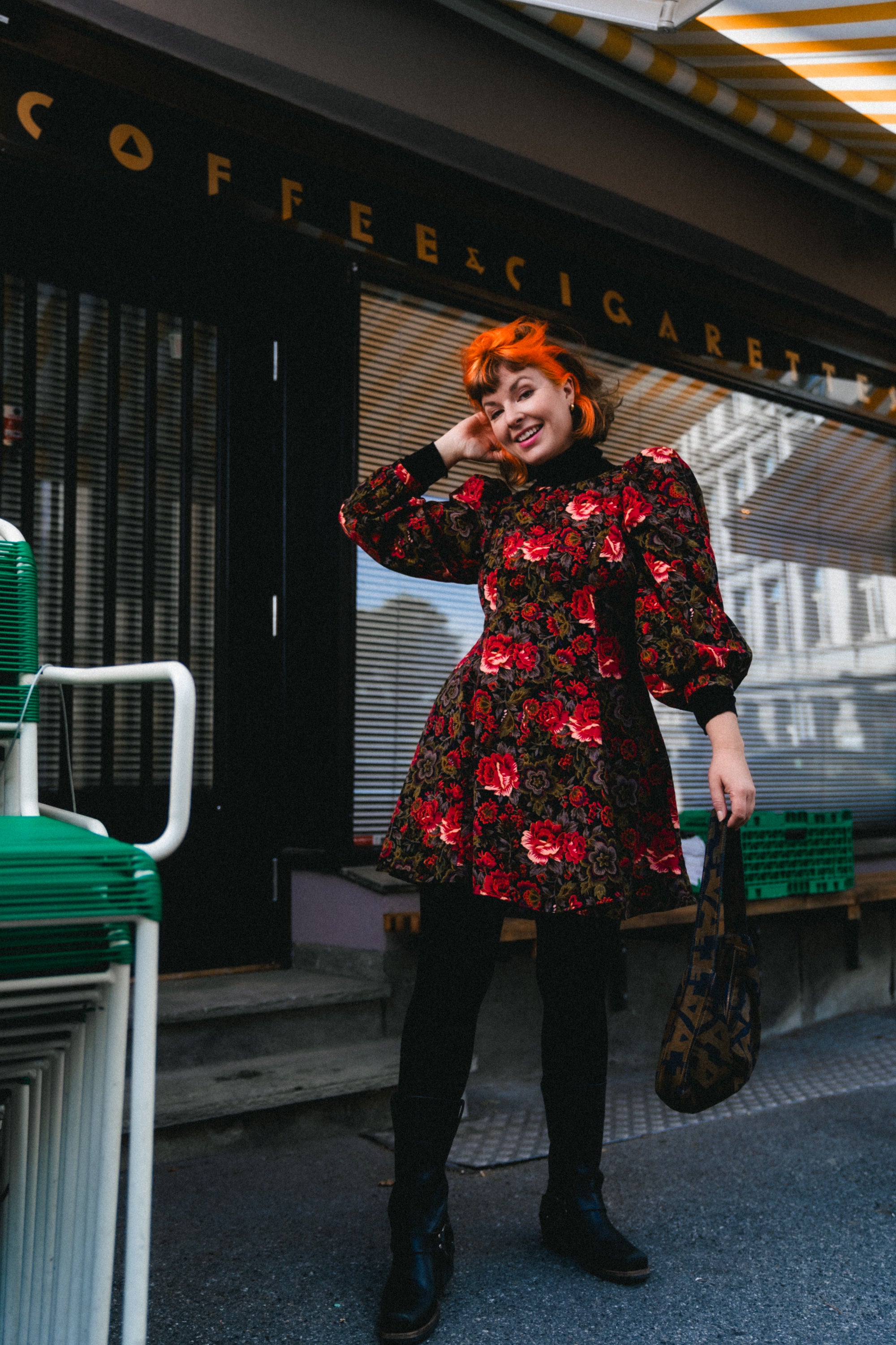 Dressing med puffermer og rund hals