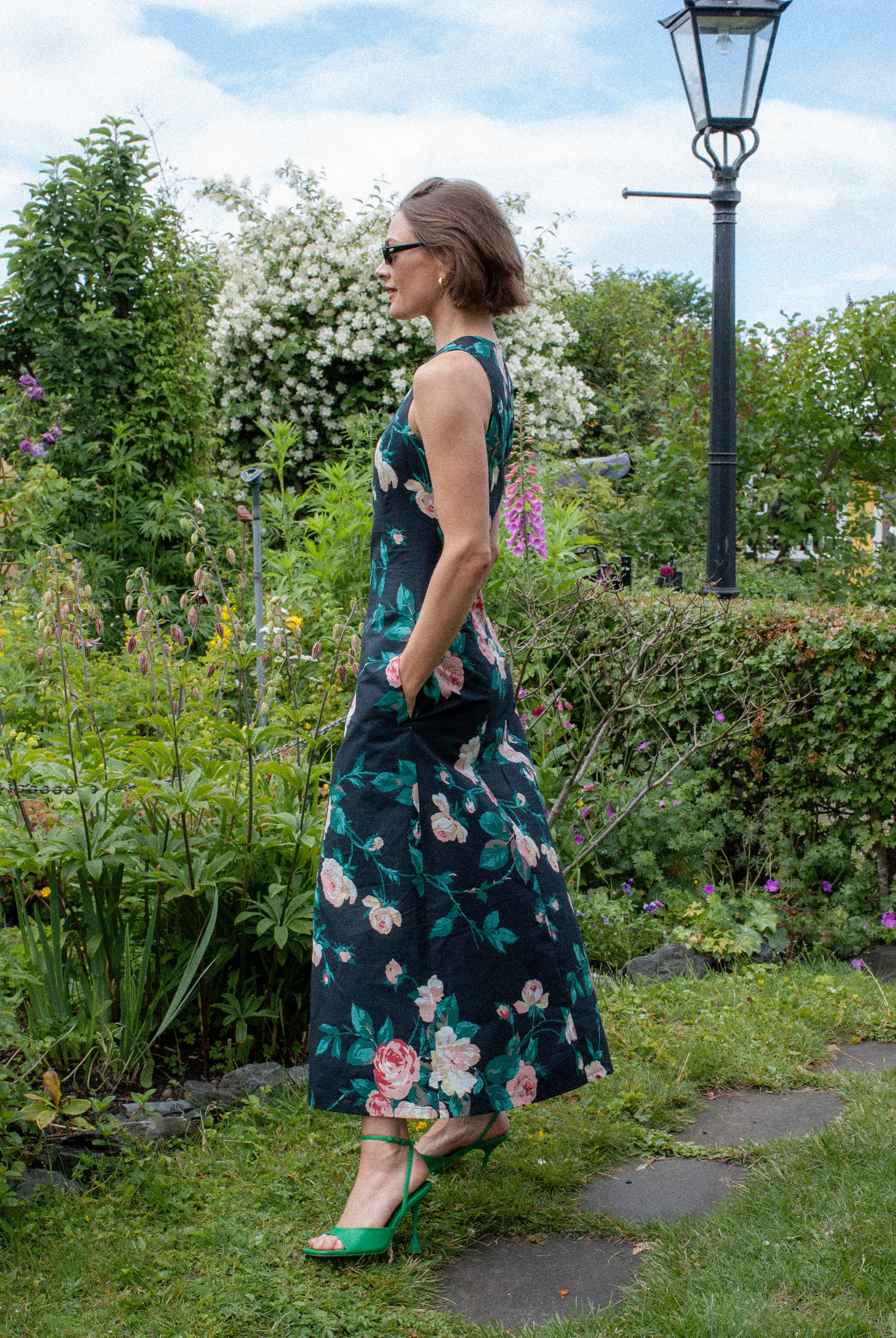 Lang dressing uten ermer med rund hals