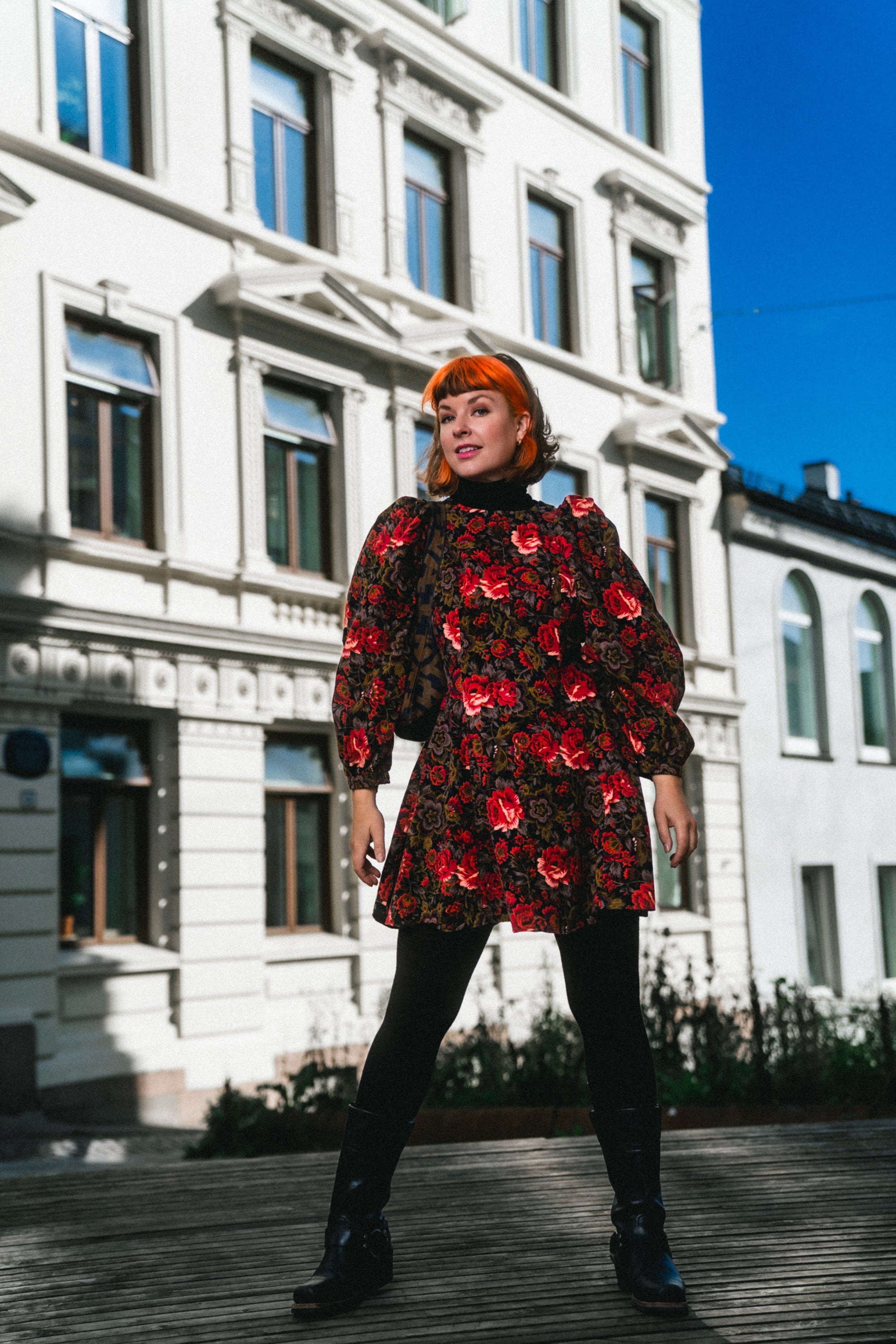 Dressing med puffermer og rund hals