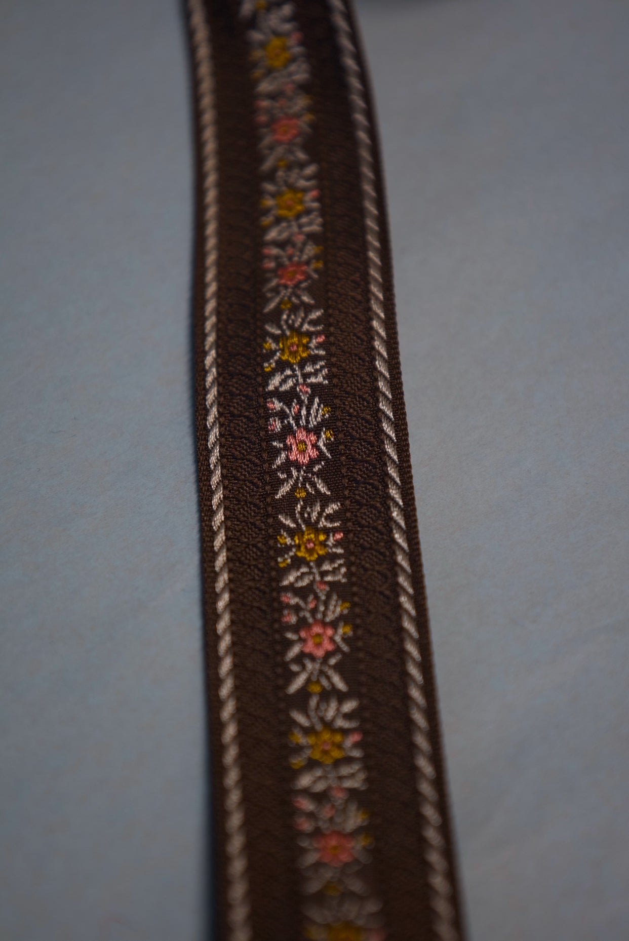 Jacquardbånd blomstret 25 mm Brun