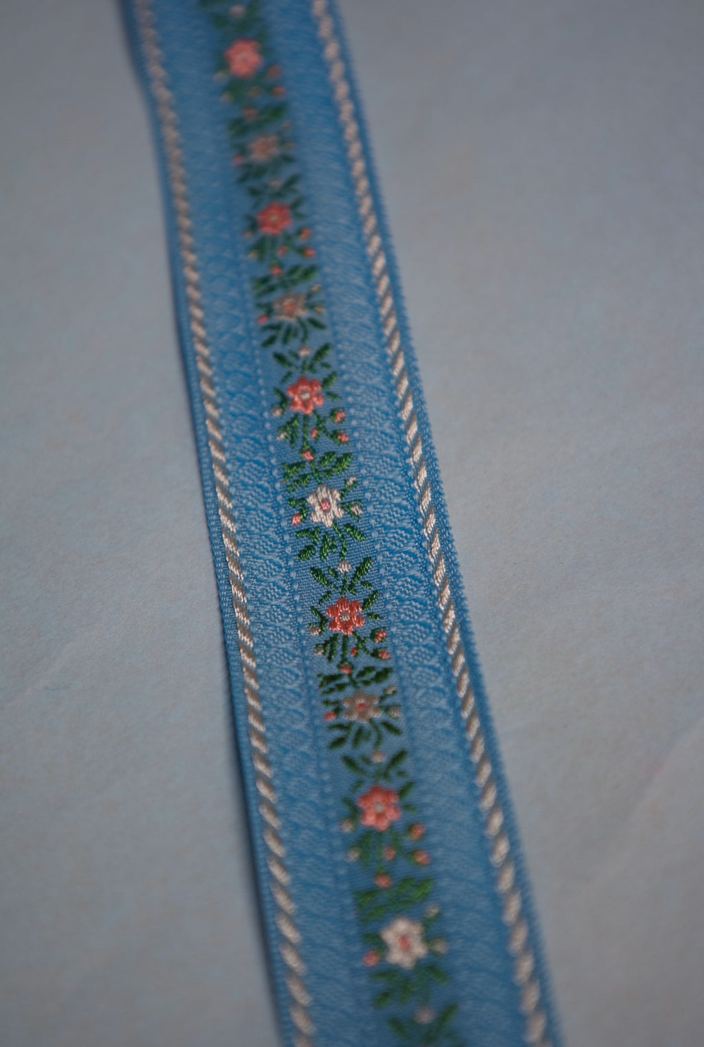 Jacquardbånd blomstret 25 mm Lysblå