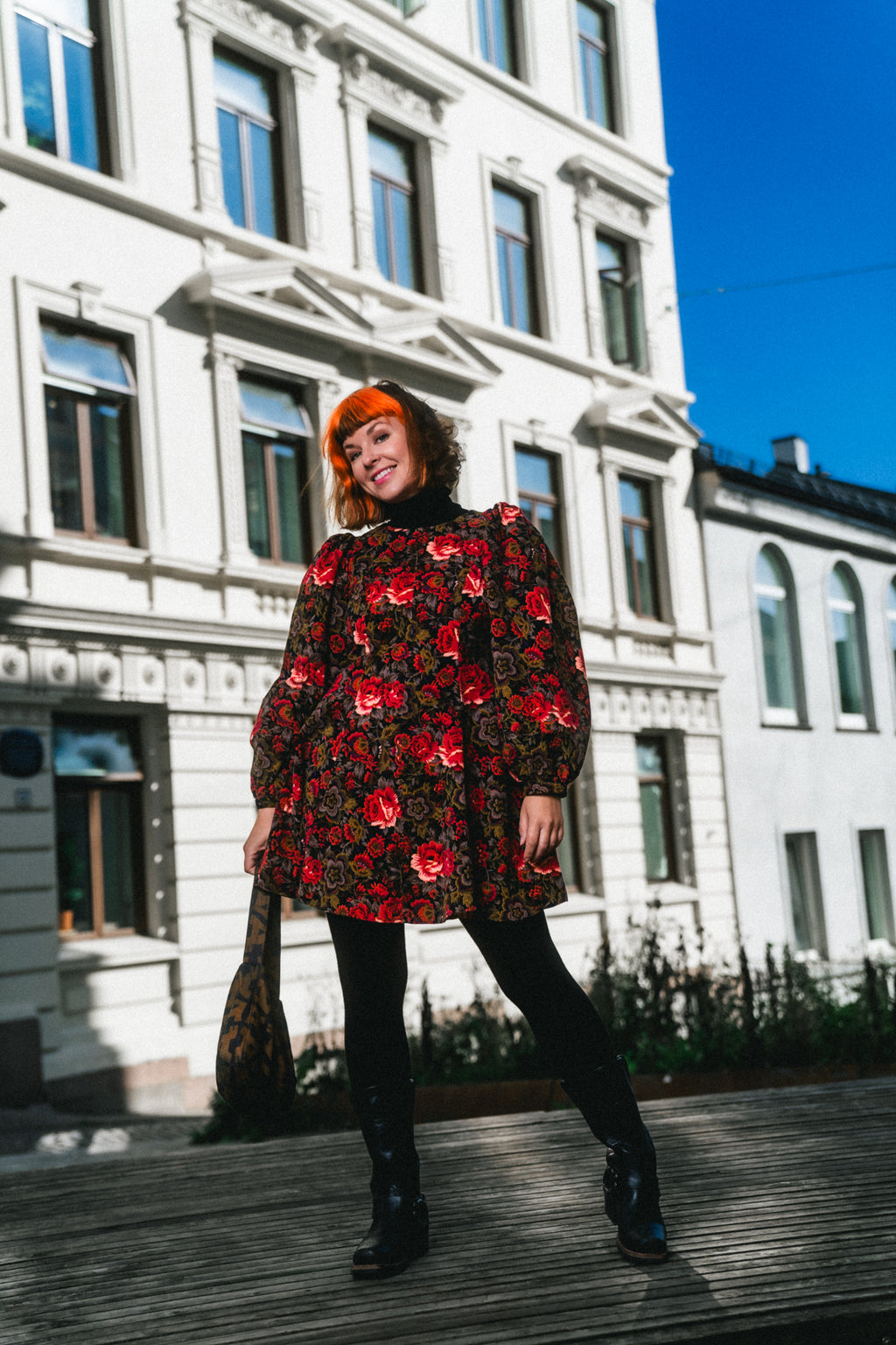 Dressing med puffermer og rund hals