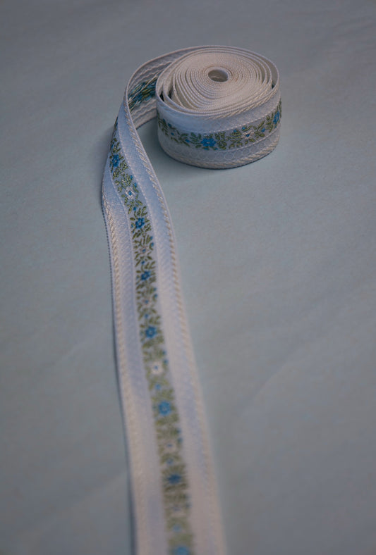 Jacquardbånd blomstret 25 mm Hvit
