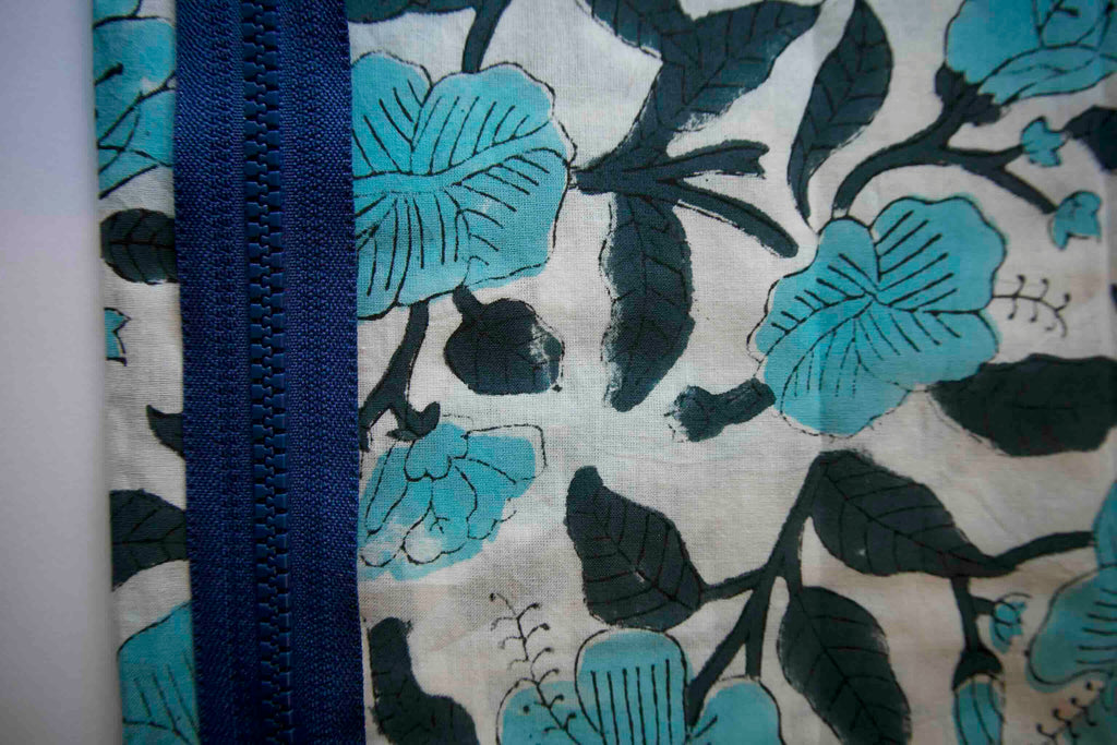 Toalettmappe sypakke - Smaragdskogblomst m/ lyseblå krok