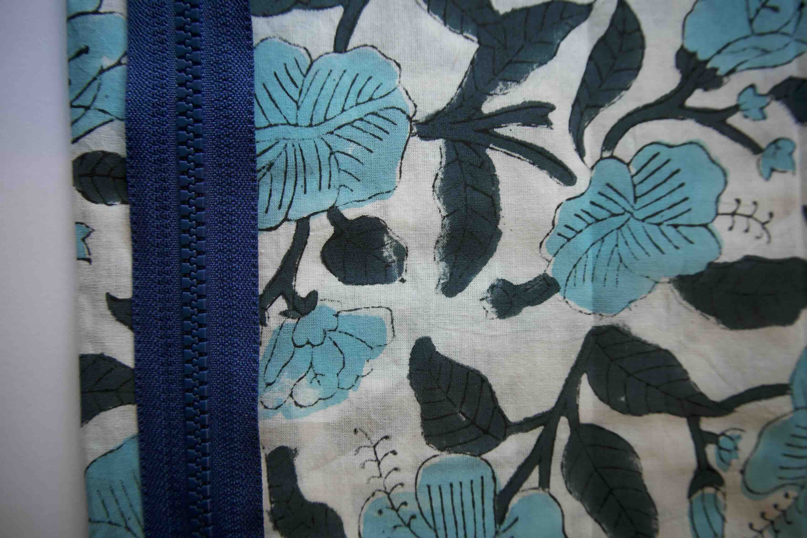 Toalettmappe sypakke - Smaragdskogblomst m/ lyseblå krok