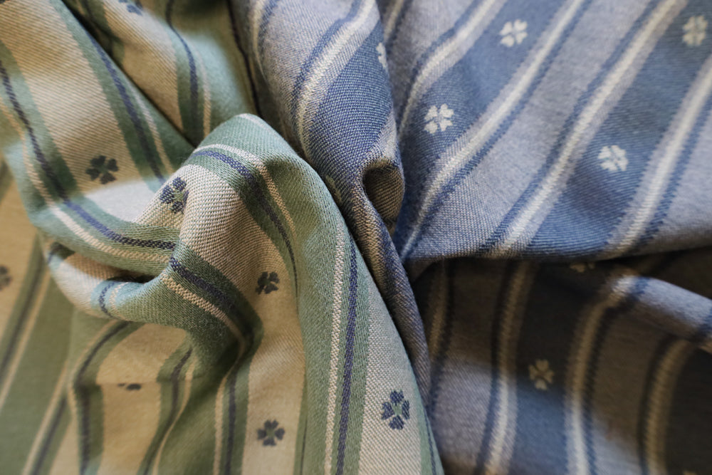 Tosidig grønn / mørk grønn med liten blomst og striper