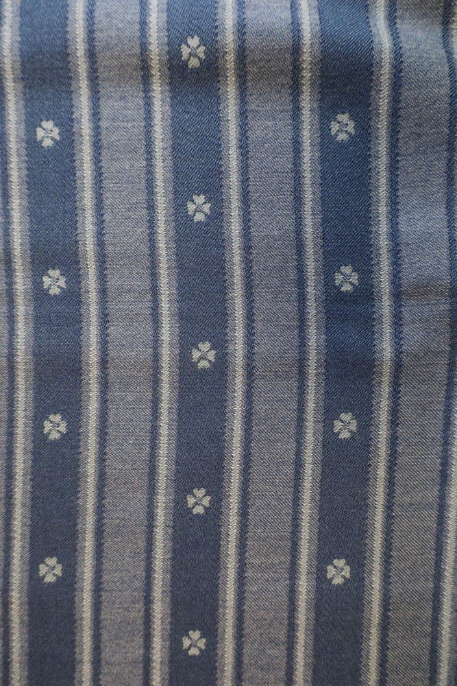 Tosidig grønn / mørk grønn med liten blomst og striper