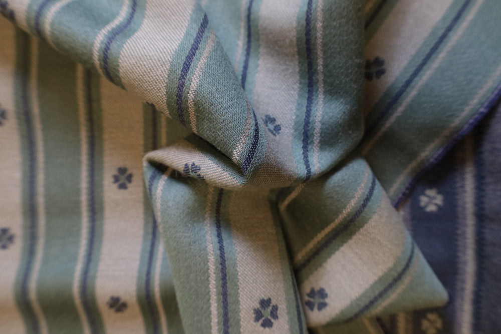 Tosidig grønn / mørk grønn med liten blomst og striper