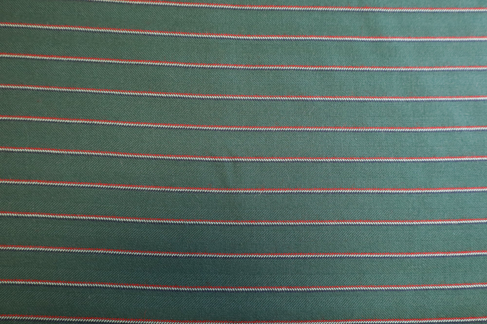 Grønn med rød / blå / hvit stripe