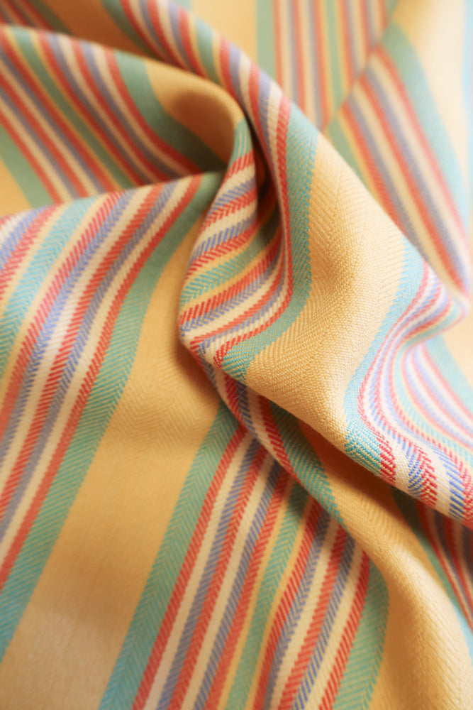 Gul med grønn / rød / hvit / blå stripe