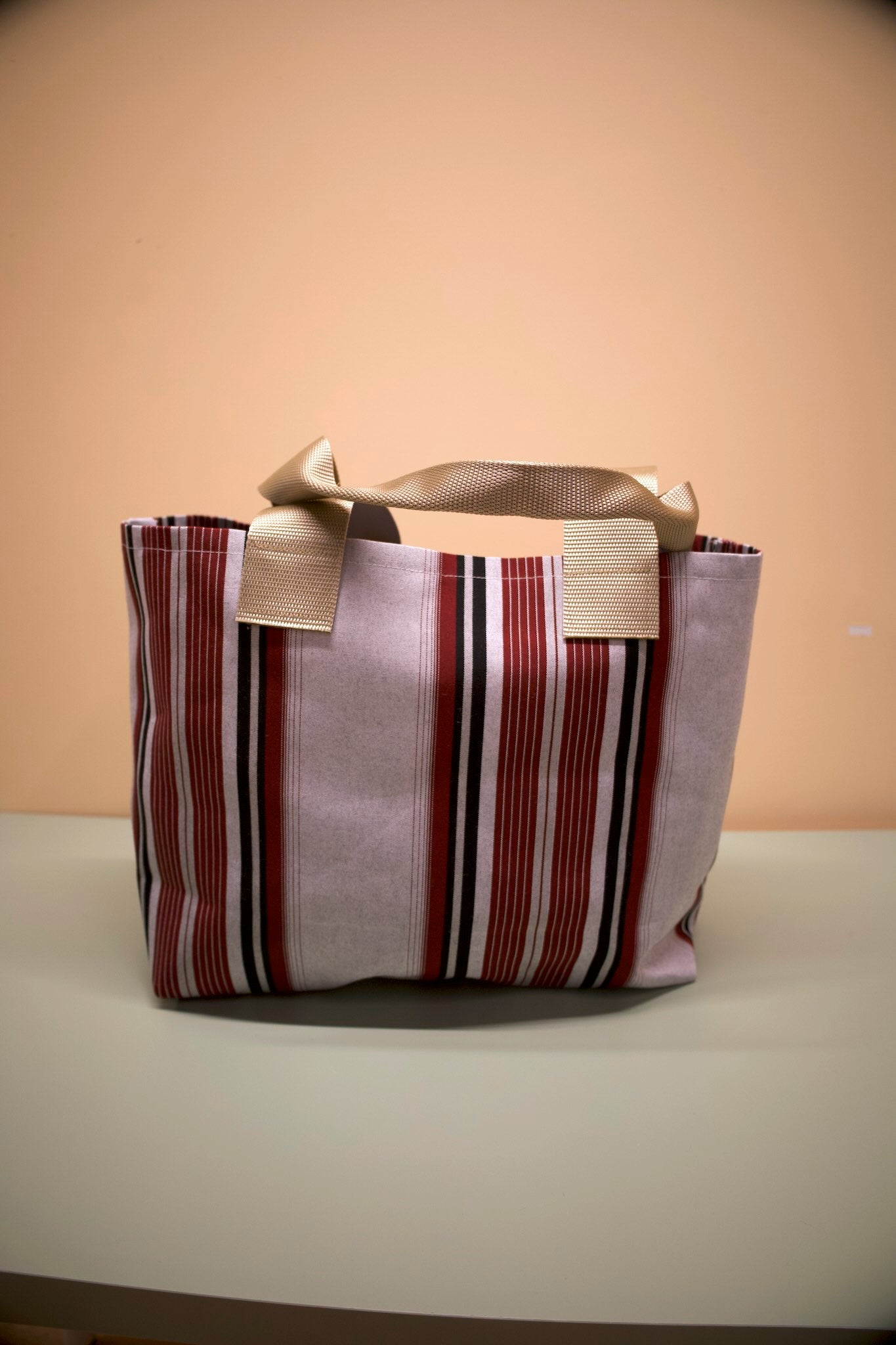 Markisebag, Grå med røde striper