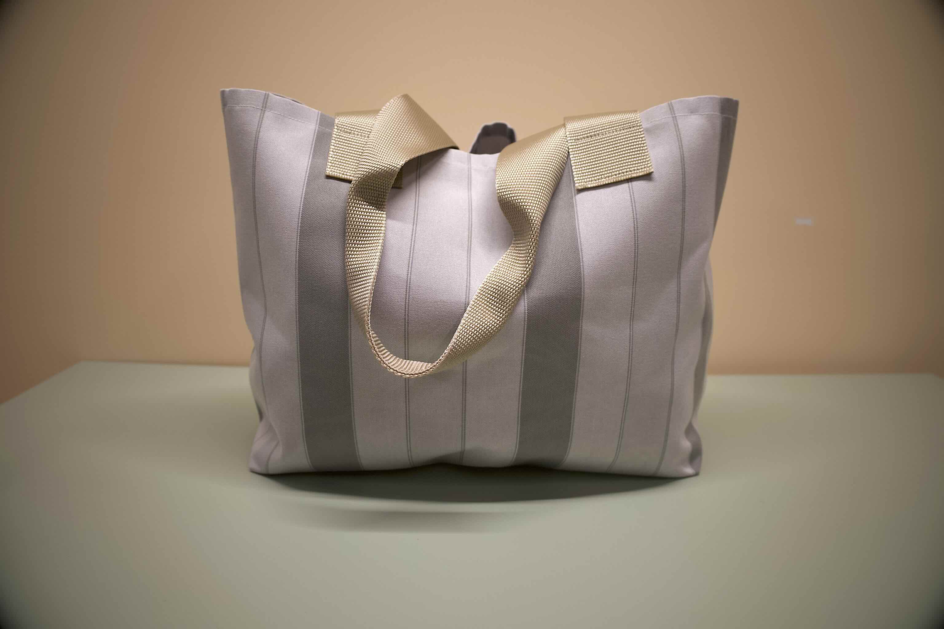 Markisebag, Grå striper