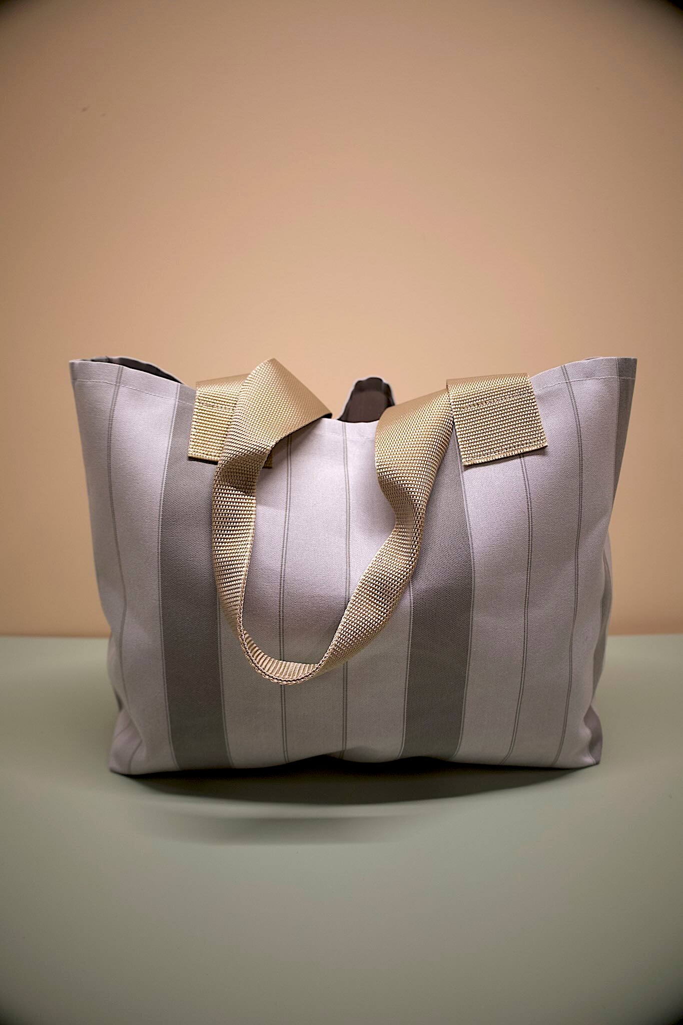 Markisebag, Grå striper