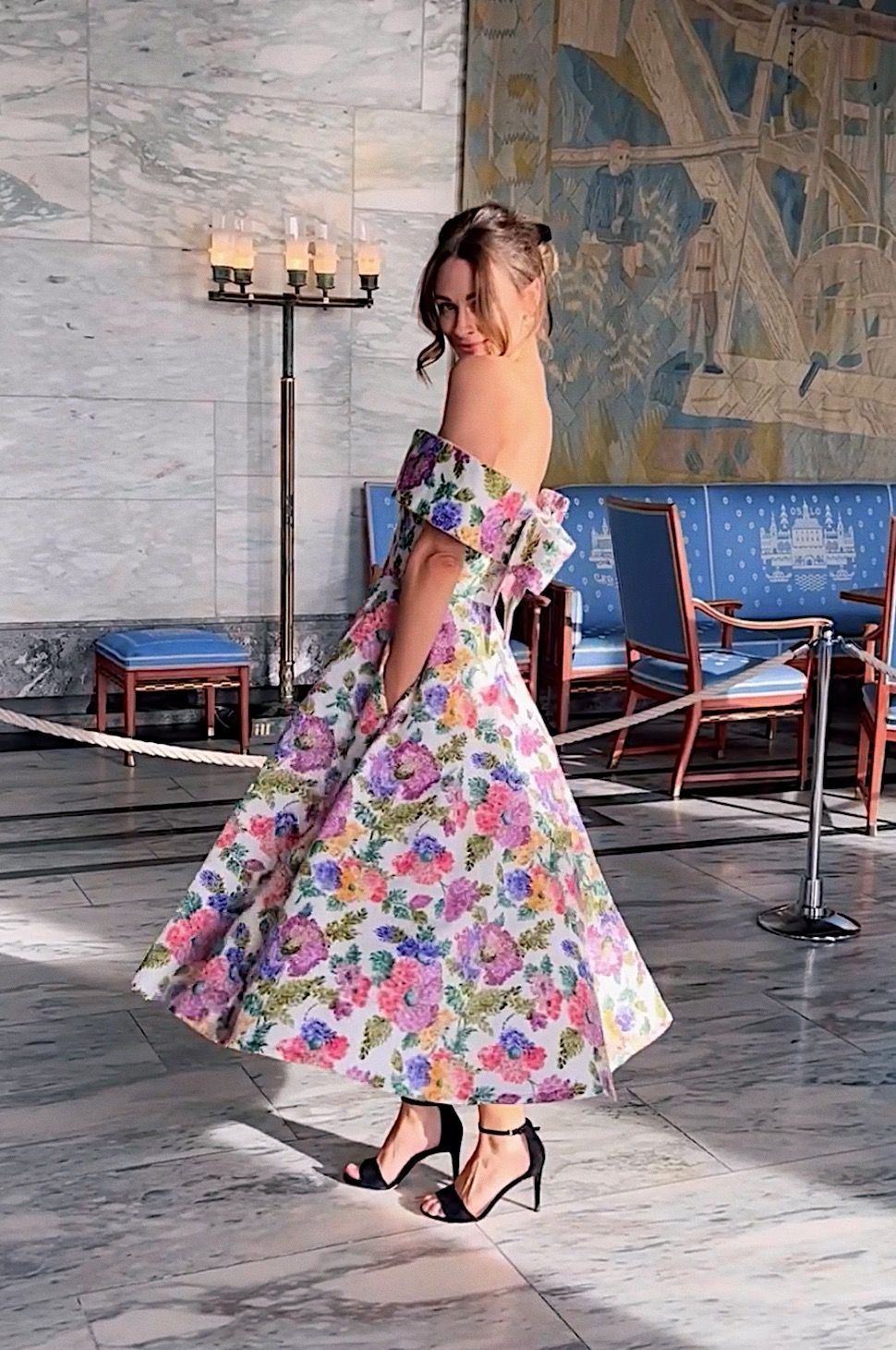 Korsættkjole med kappe