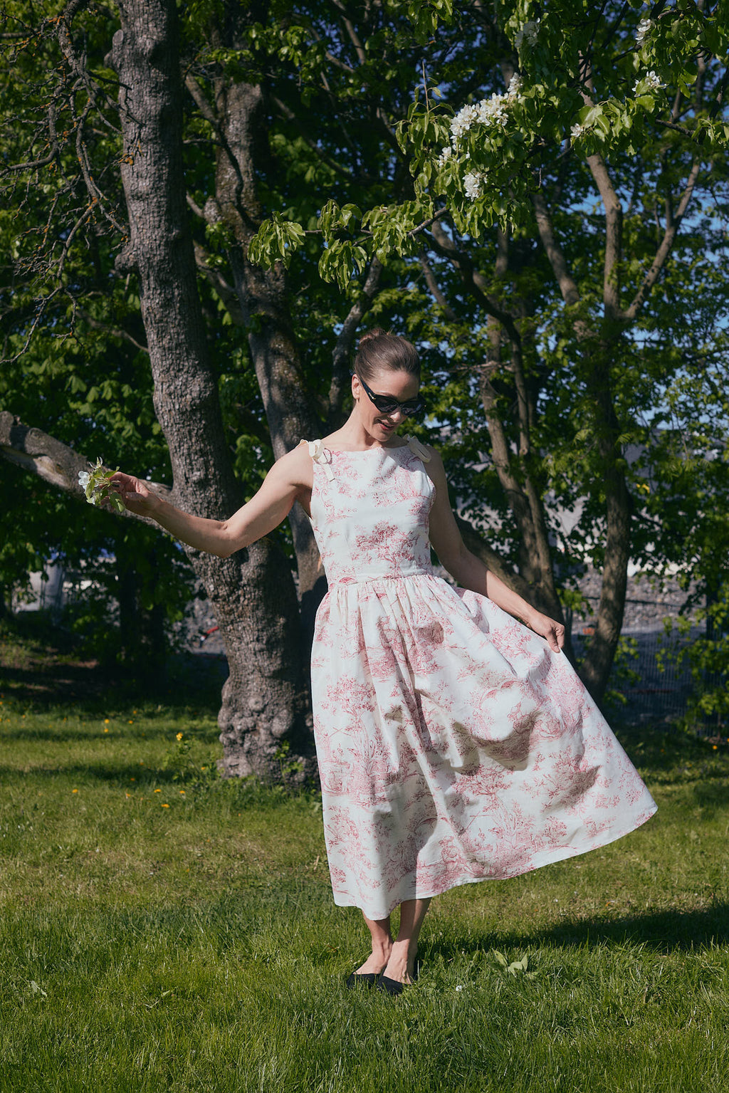 Anna mønster + Toile de Jouy i bomull grå/hvit