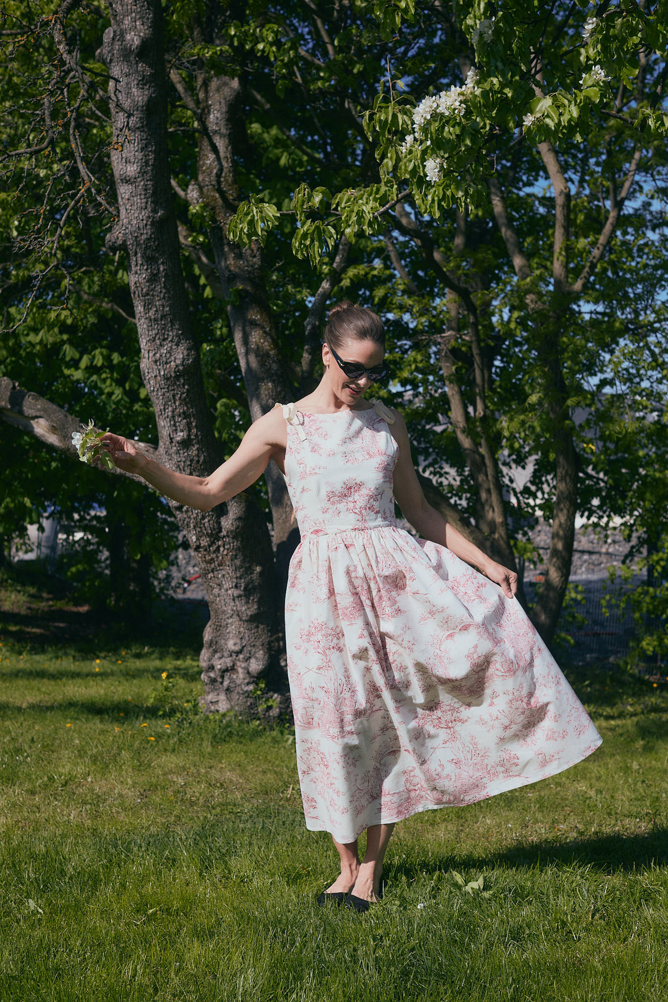 Anna mønster + Toile de Jouy i bomull grå/hvit