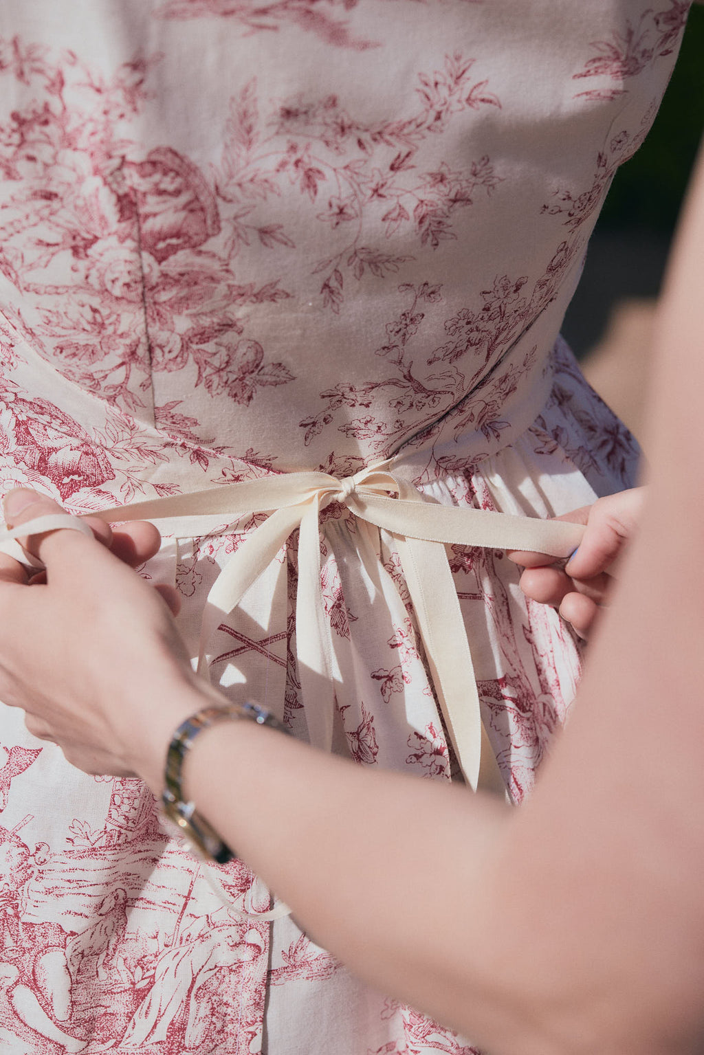 Anna mønster + Toile de Jouy i bomull grå/hvit