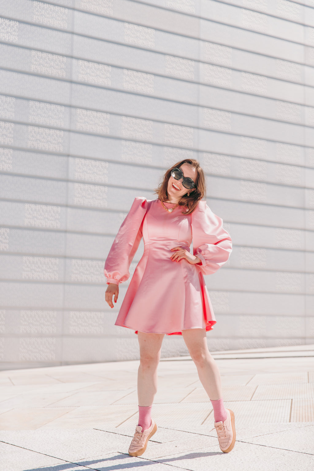 Dressing med puffermer og rund hals