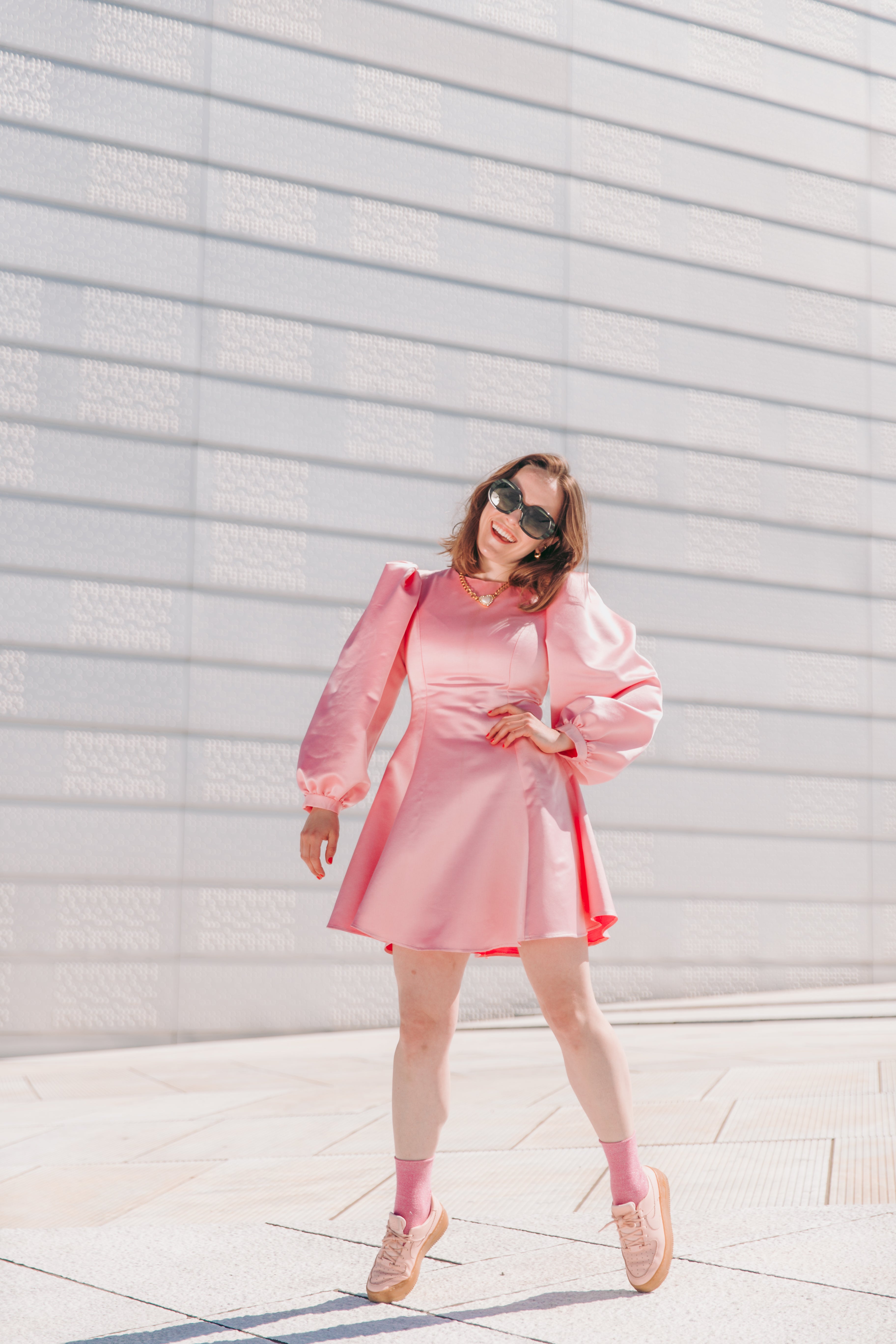 Dressing med puffermer og rund hals