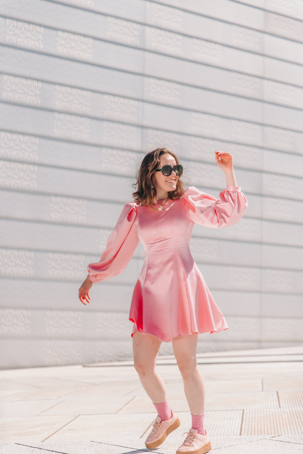 Dressing med puffermer og rund hals