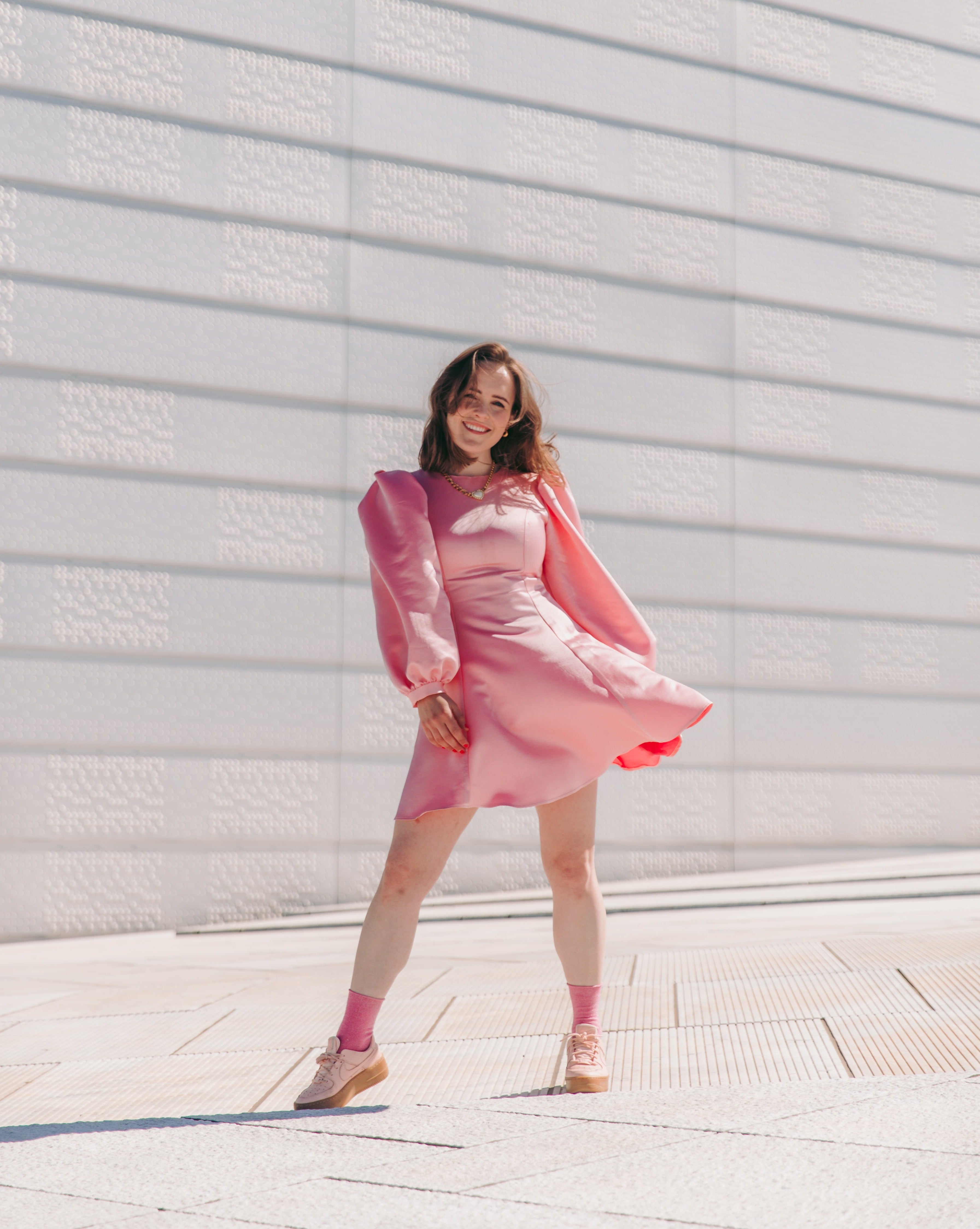 Dressing med puffermer og rund hals