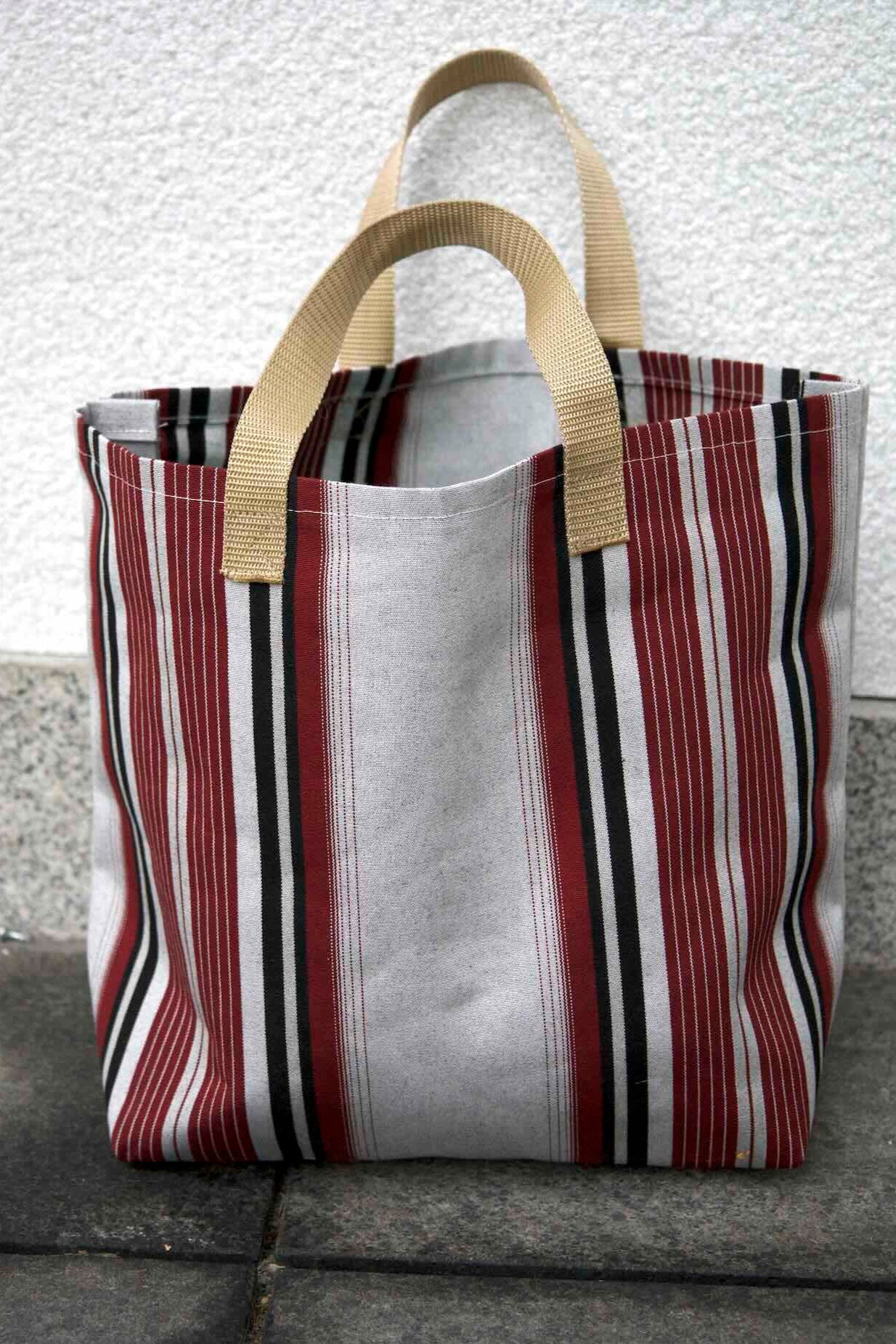 Markisebag liten, Grå med røde striper