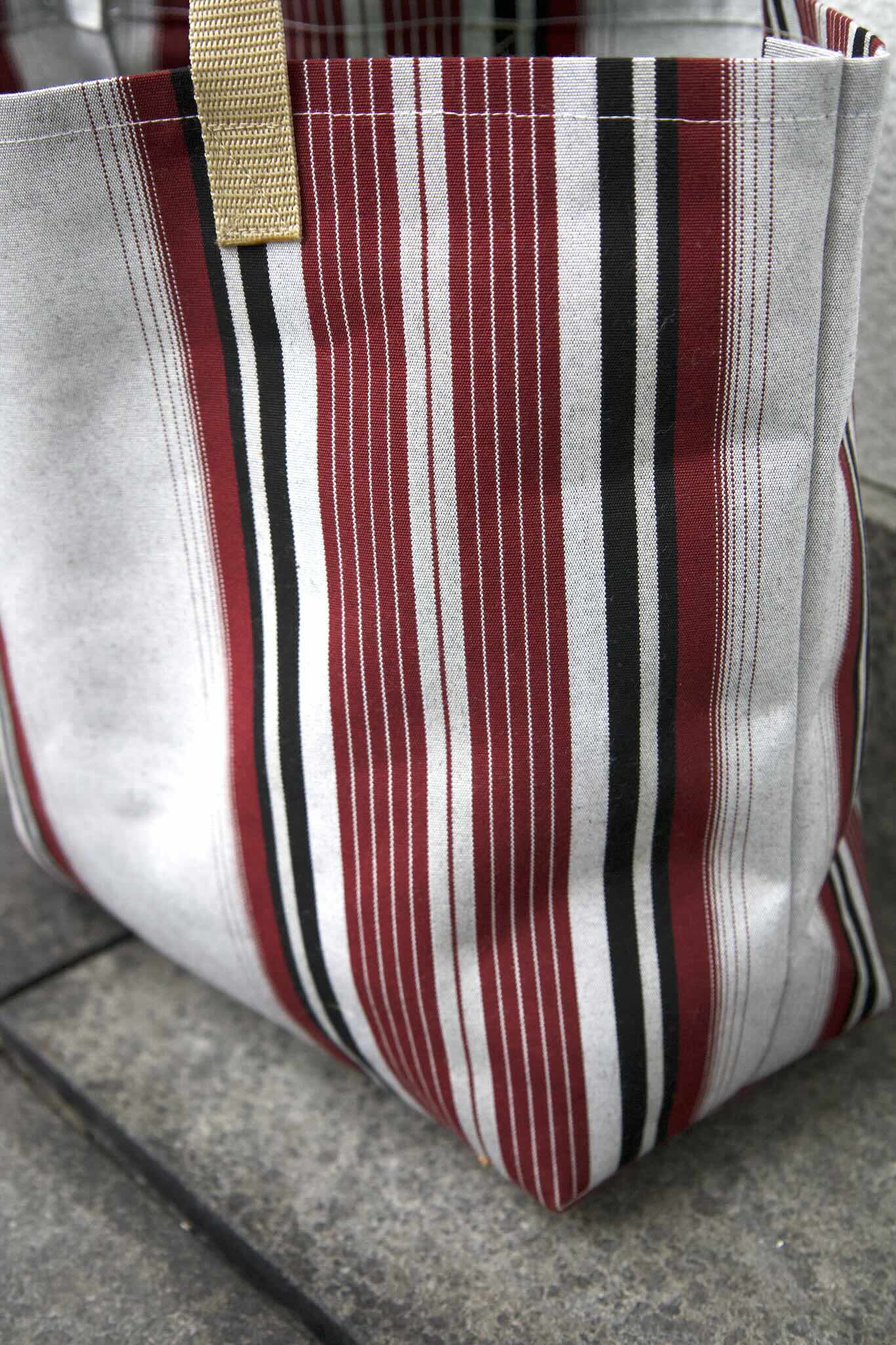 Markisebag liten, Grå med røde striper