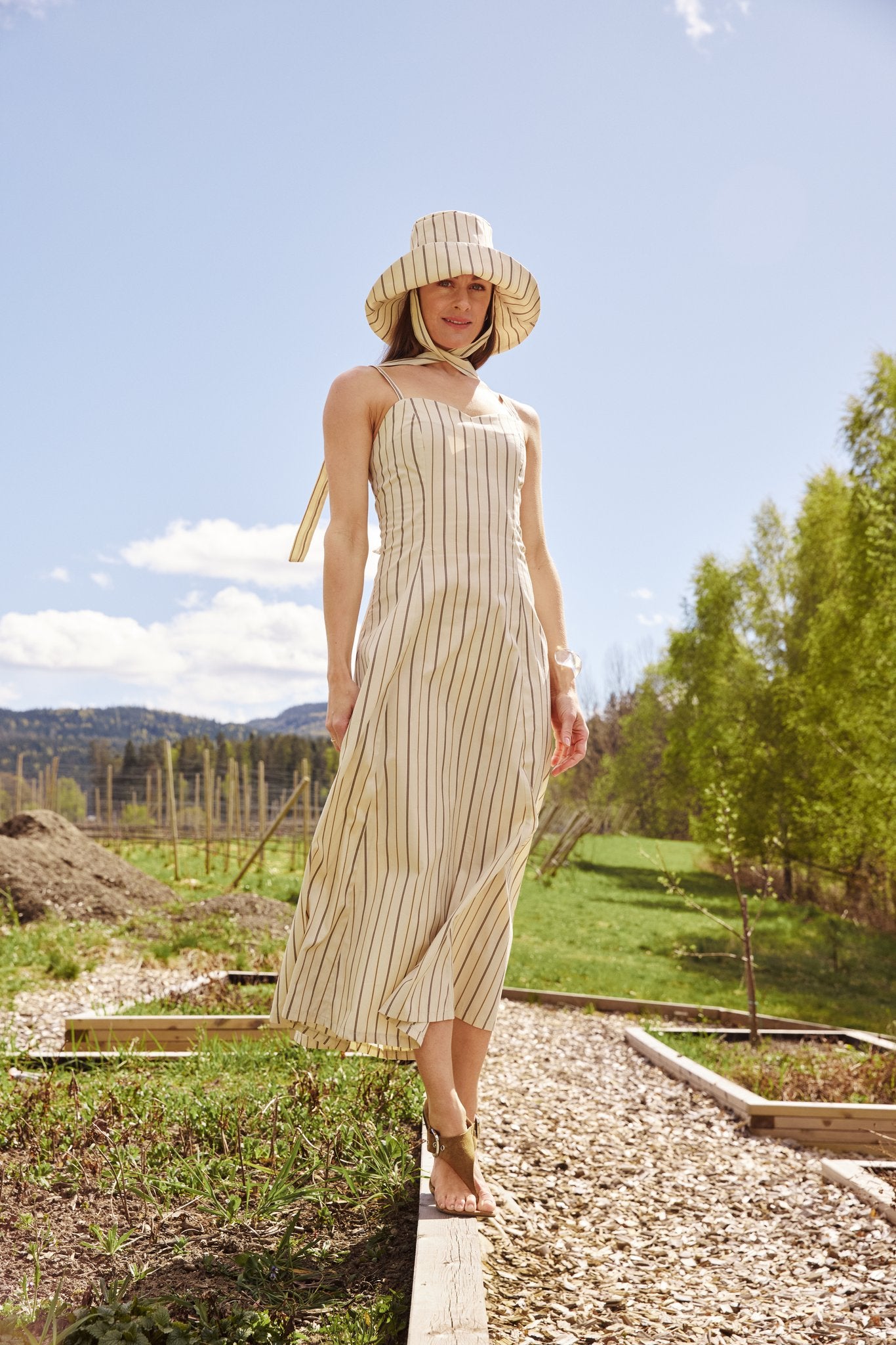 beige stripet lang kjole fra faebrik, sydd i poplin