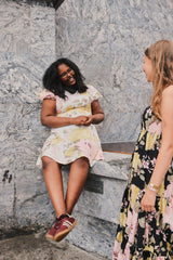 Dressing med puffermer og v-hals