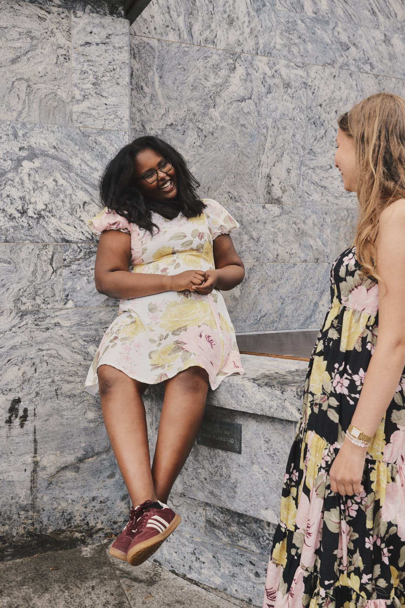 Dressing med puffermer og v-hals