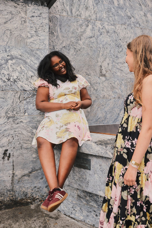 Dressing med puffermer og v-hals