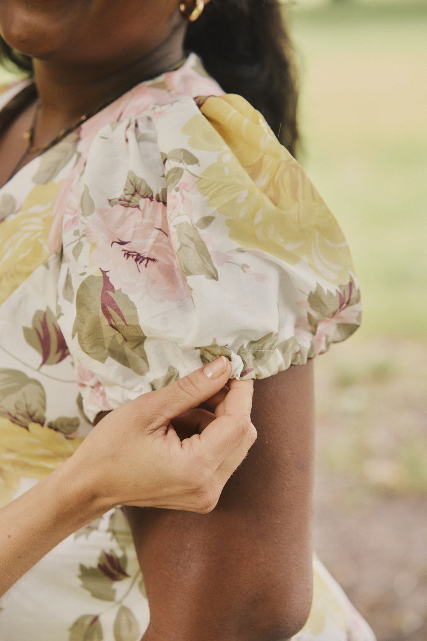 Dressing med puffermer og v-hals