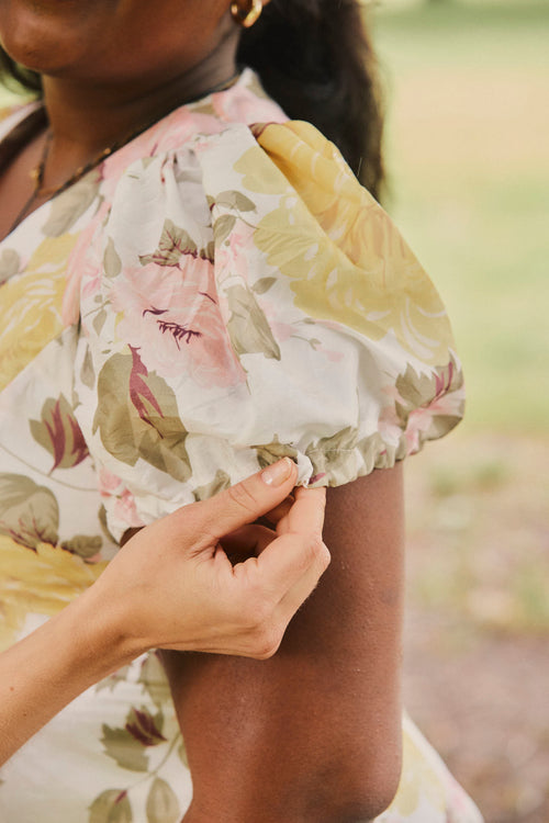 Dressing med puffermer og v-hals