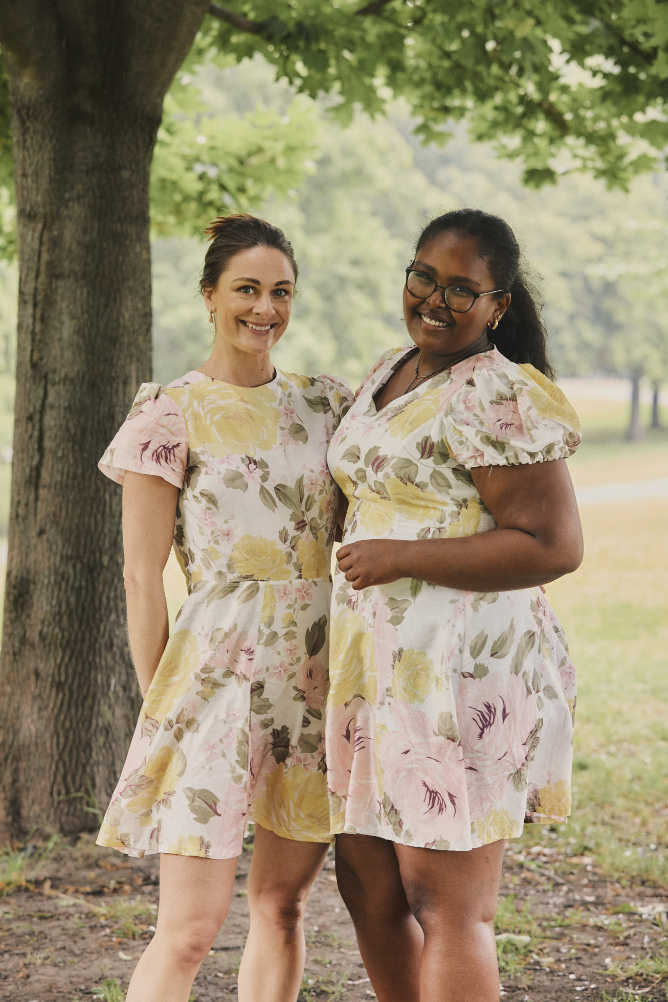 Dressing med puffermer og v-hals