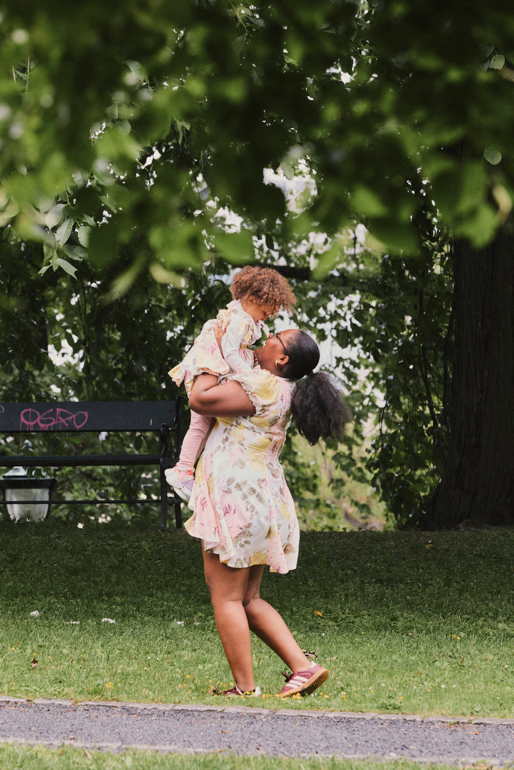 Dressing med puffermer og v-hals