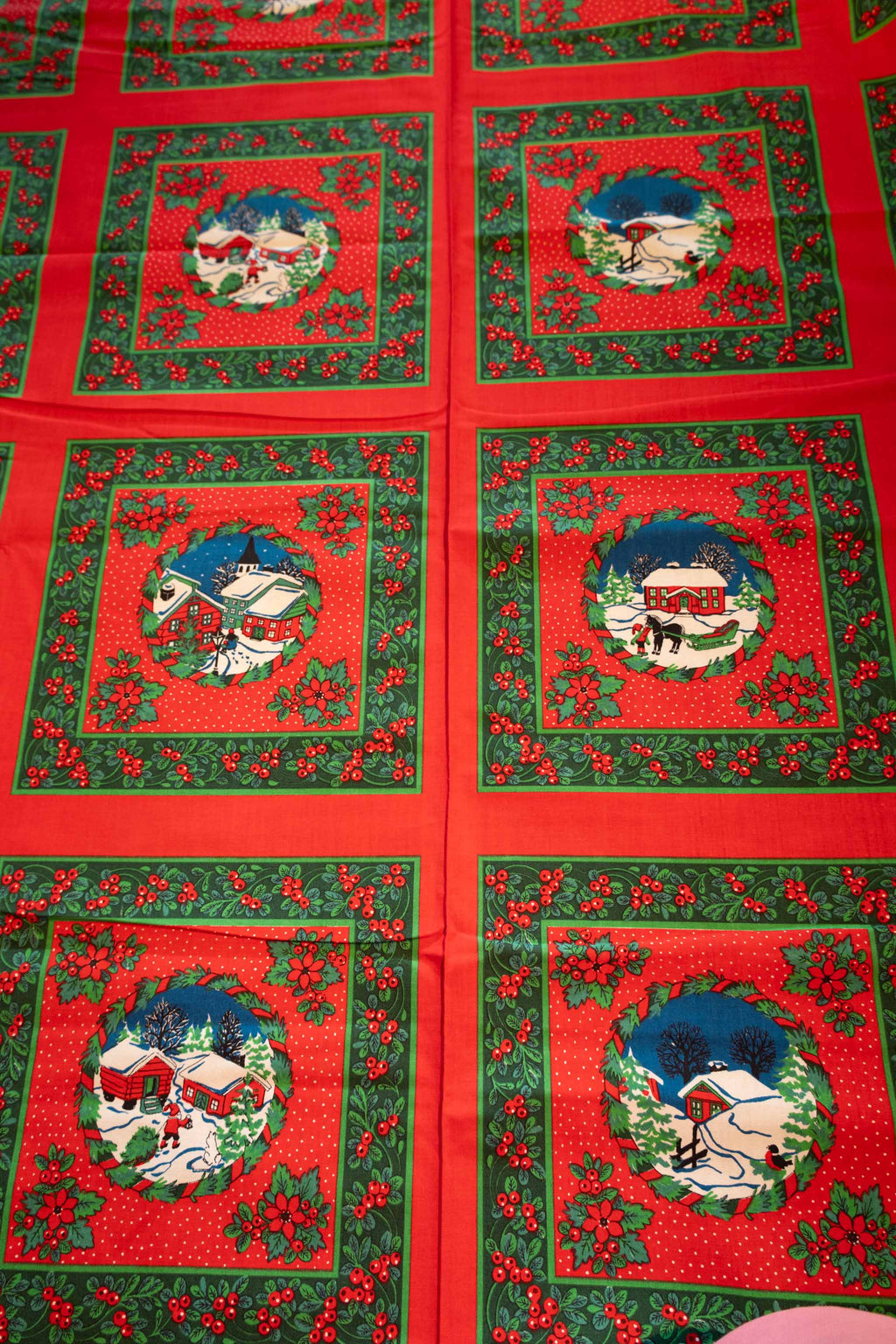 Sandvika julehus i ruter rød