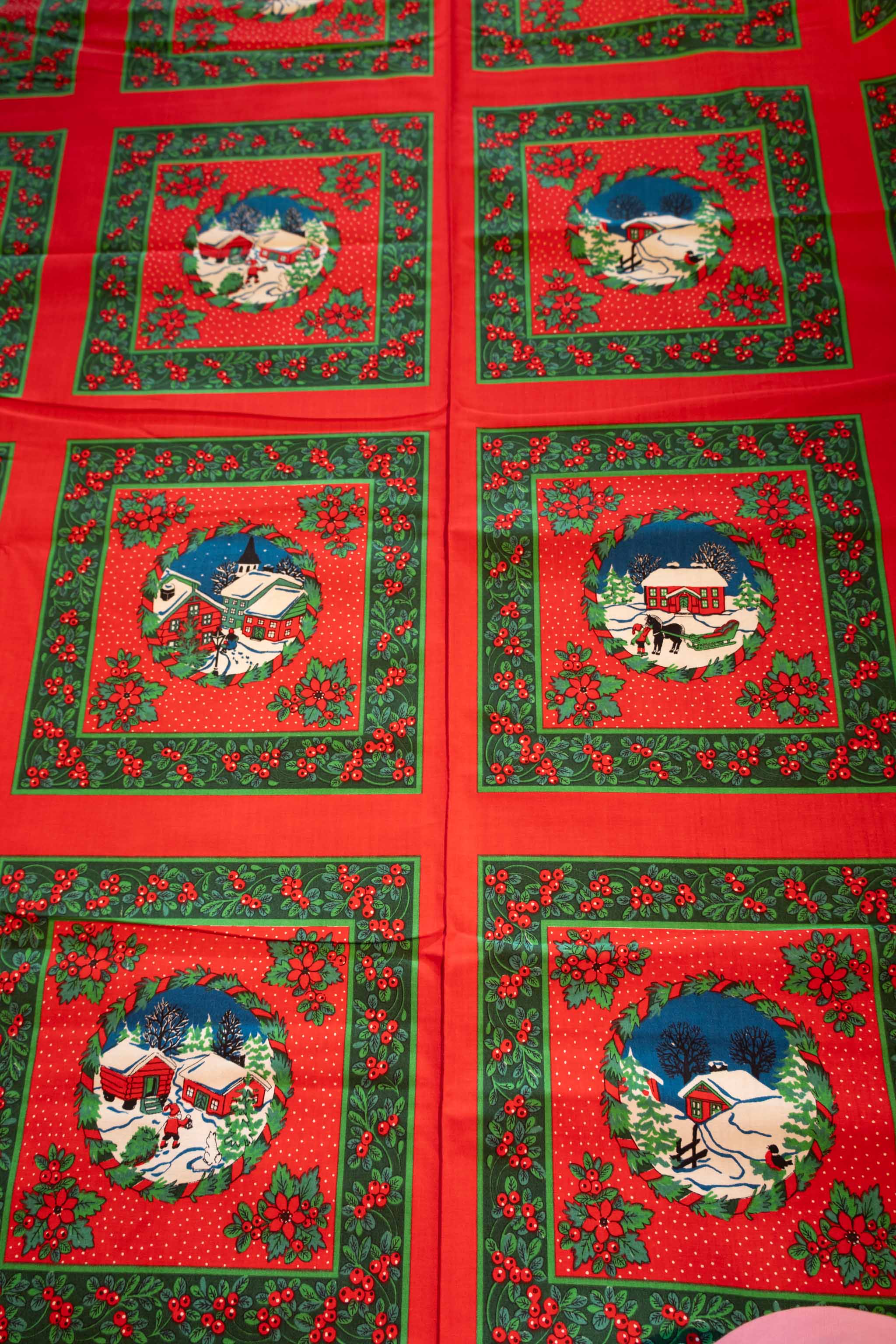 Sandvika julehus i ruter rød