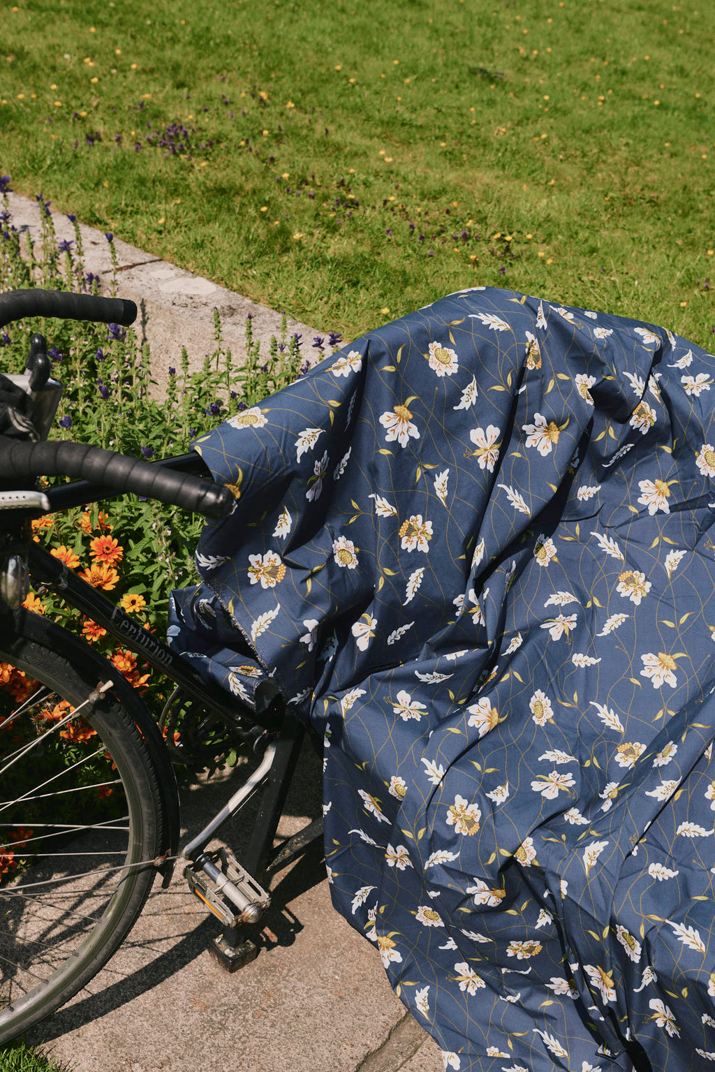 byTimo - 764 Mørk Blå Poplin små blomster