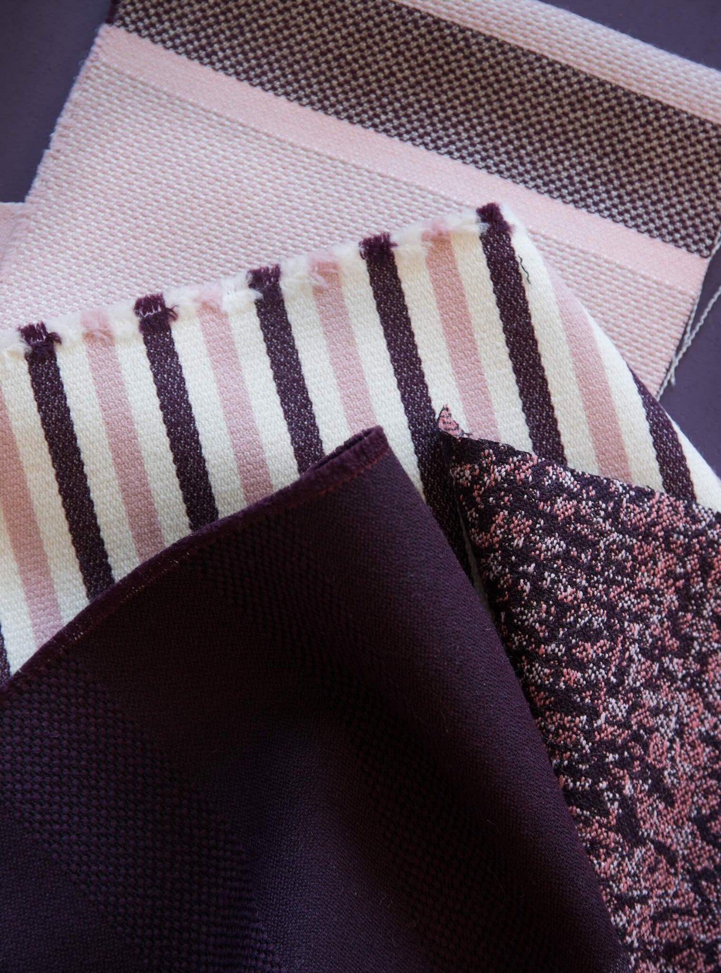 Gudrun putepakke - Unistripe Aubergine 50x50