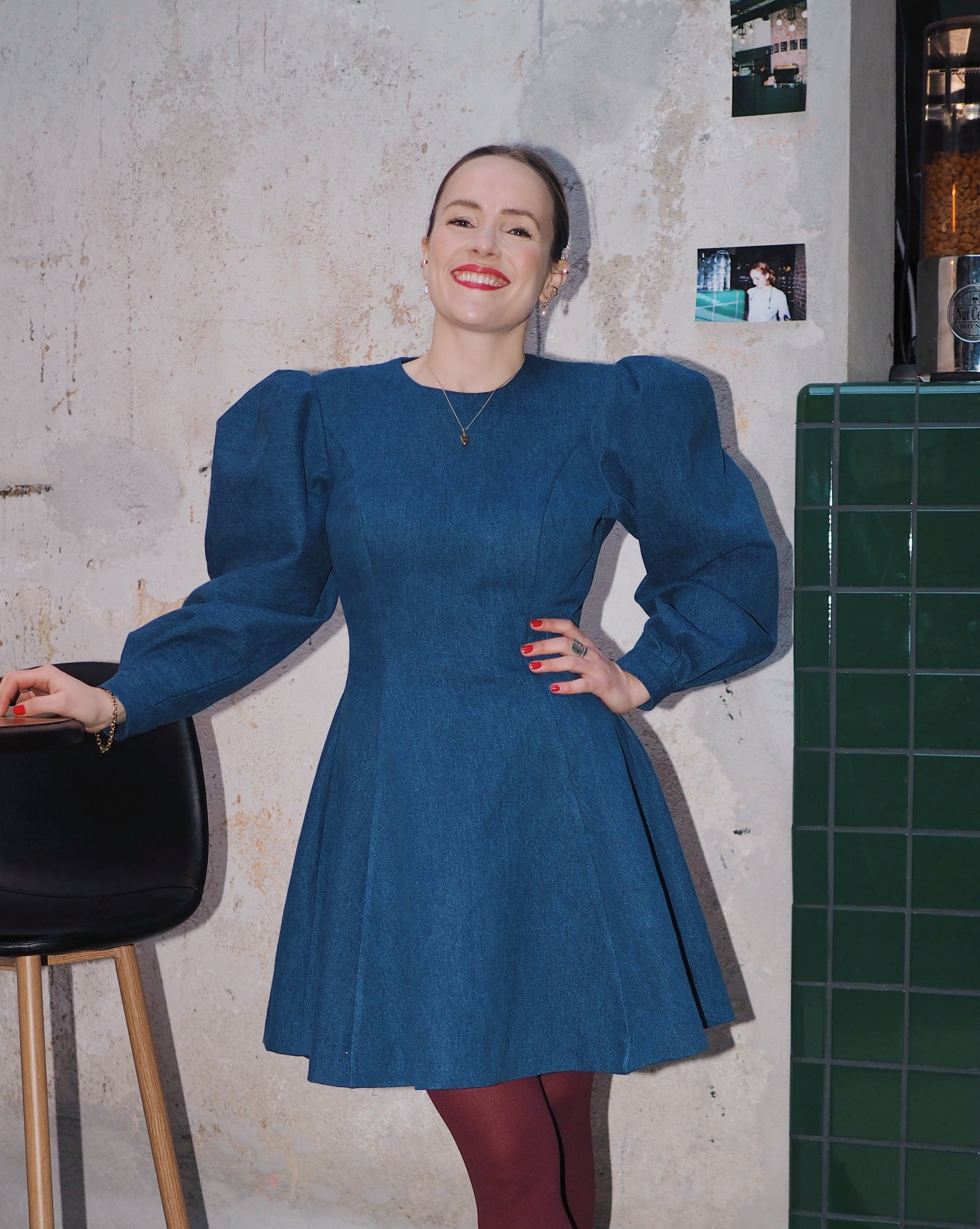 Dressing med puffermer og rund hals