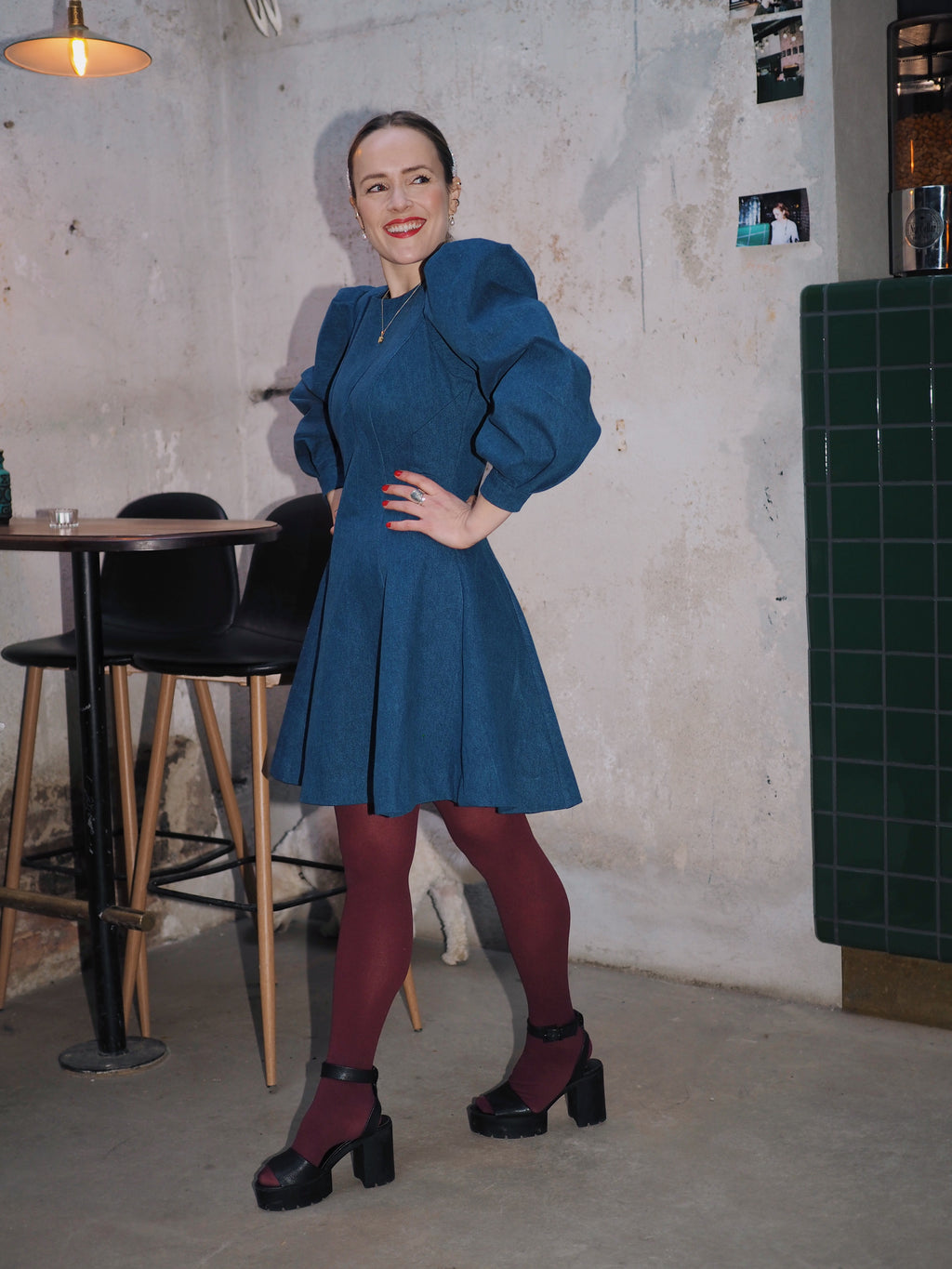 Dressing med puffermer og rund hals