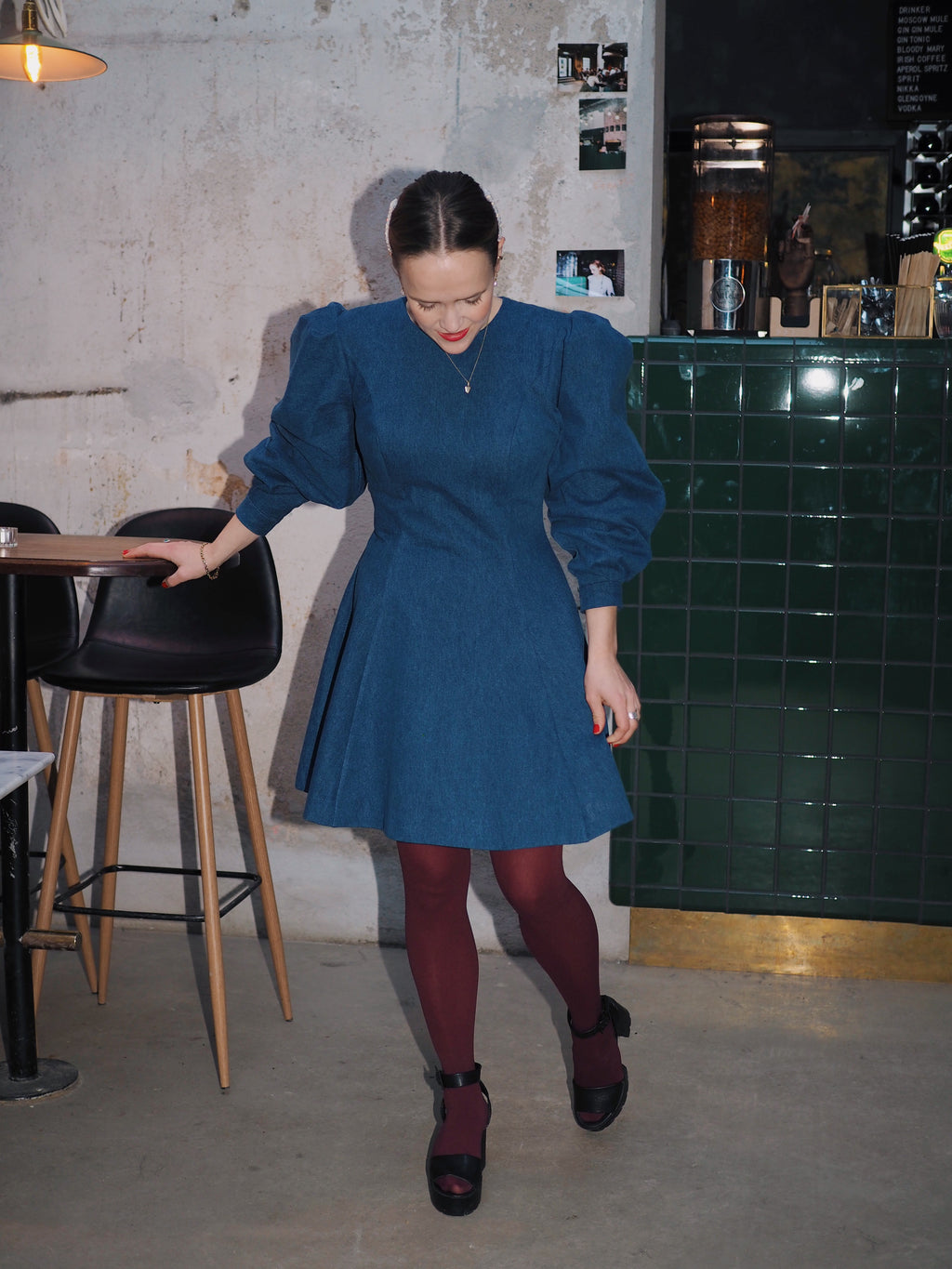 Dressing med puffermer og rund hals