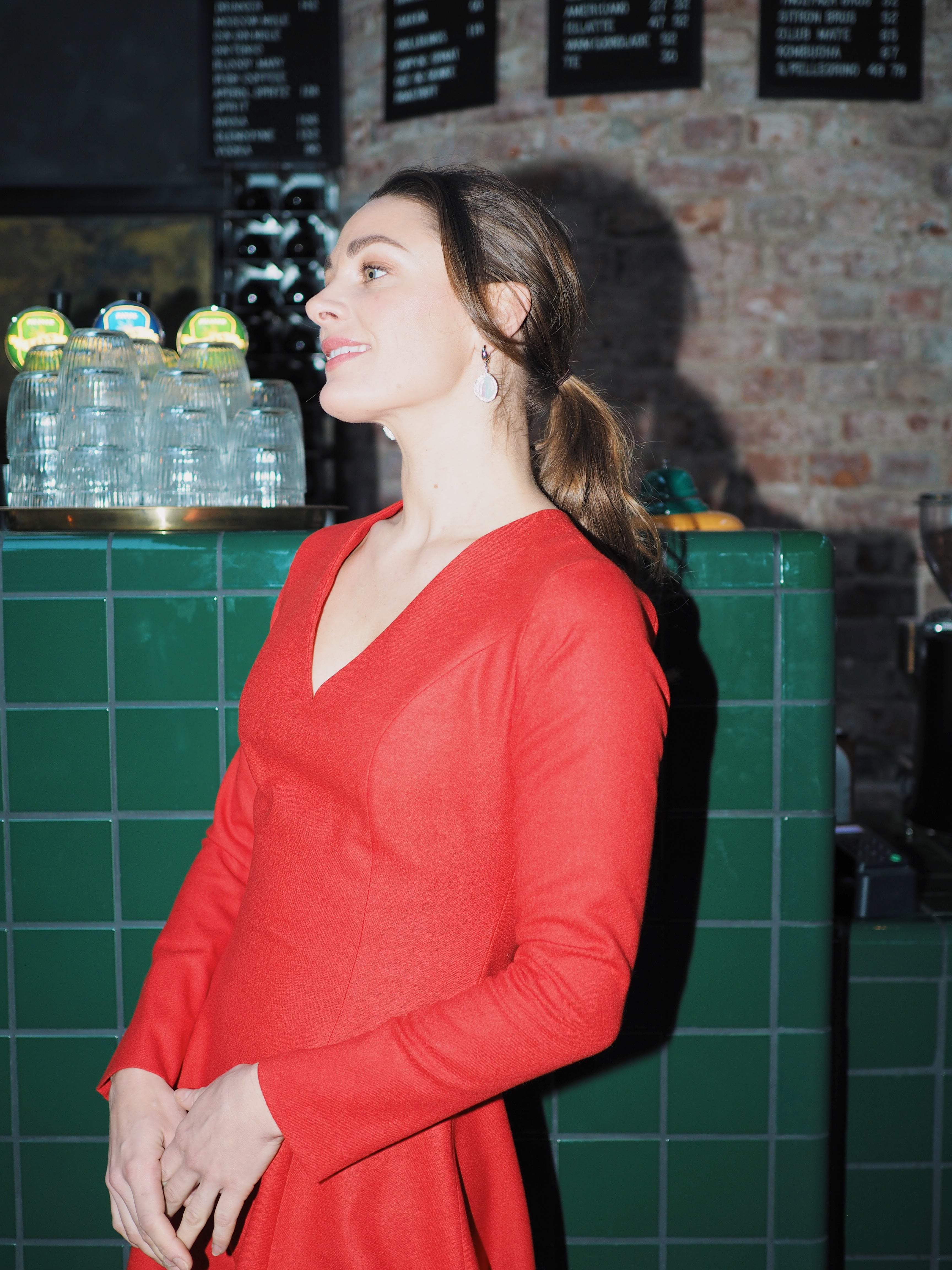 Dressing med lange ermer og v hals