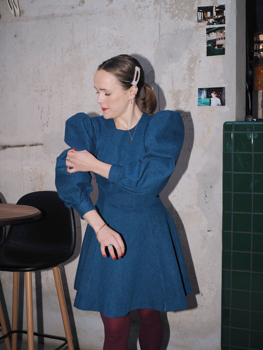 Dressing med puffermer og rund hals